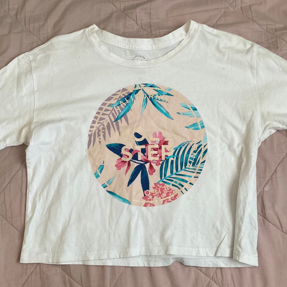 cropped graphic tee, hollister, size xs, small stains